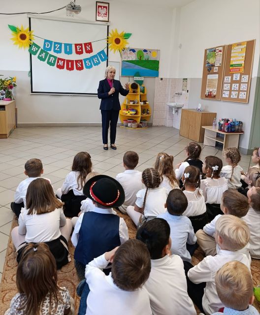 pani dyrektor mowie przez mikrofon