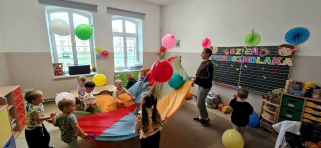 dzieci z balonami