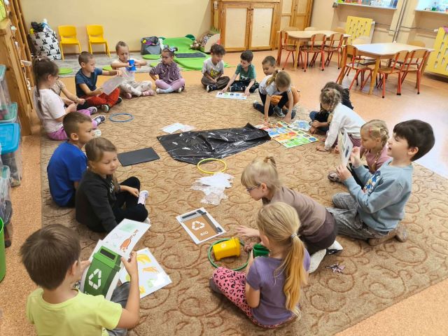 dzieci ucza sie segregowac smieci
