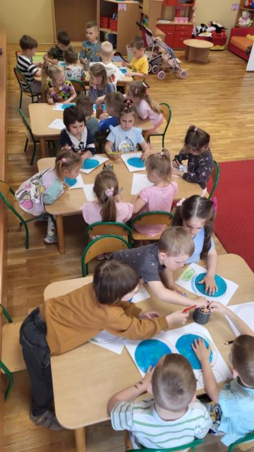 bratki robia globus na dzien ziemi