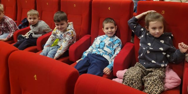 bratki siedza w teatrze