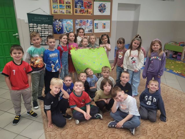 bratki z plakatem tydzien budowania relacji