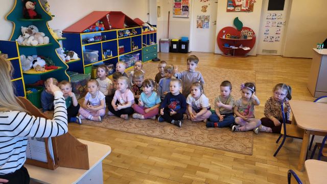 chaberki teatrzyk pokazywany przez panie z biblioteki