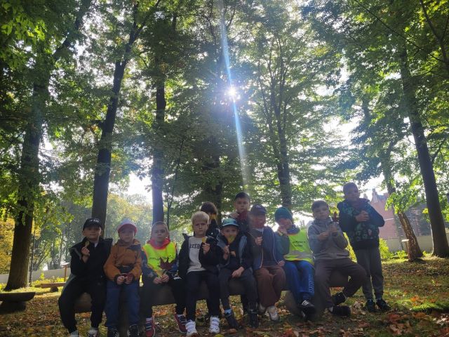 chlopcy bratki w parku