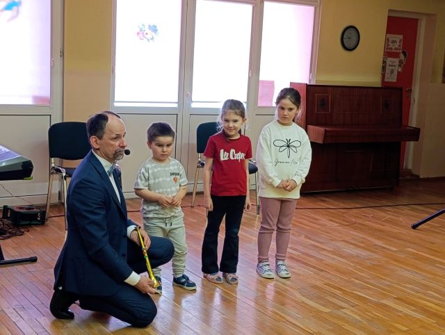 dzieci biorac udzial w konkursie pana pozytywki