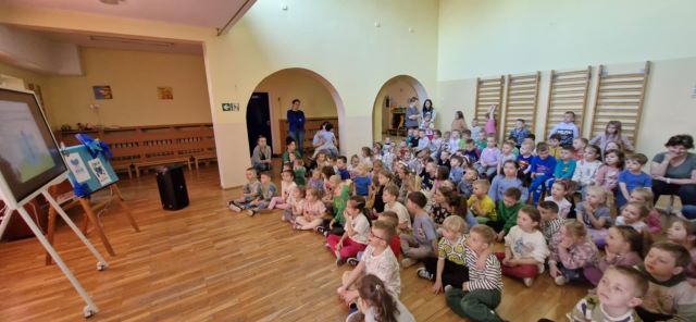 dzieci ogladaja bajke o autyzmie