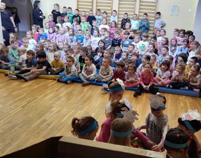 dzieci ogladaja bajke o kozlatkach