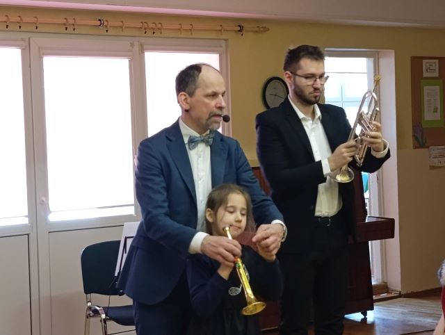 dzieci poznaja trabke