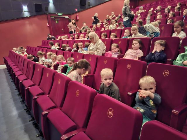 dzieci siedza w kinie