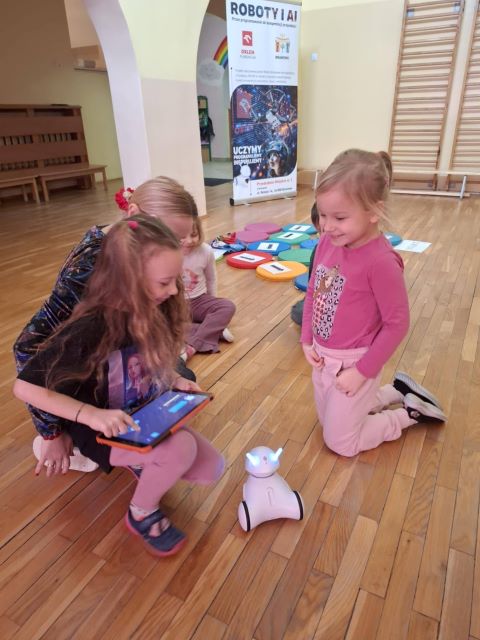 dzieci z robotem