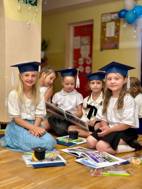 dziewczynki sloneczniki akonczenie roku