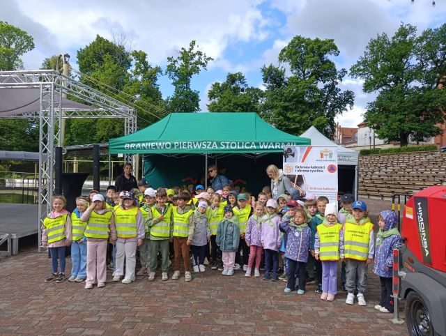 grupa na pikniku o bezpieczenstwie