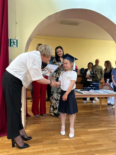 jula odbiera dyplom zakonczenie roku