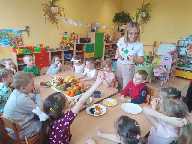 koniczynki przy stole z owocami