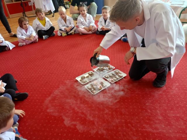 maki czekaja na lizaki