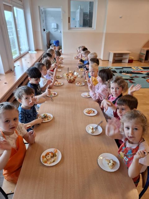 maki robia salatke owocowa