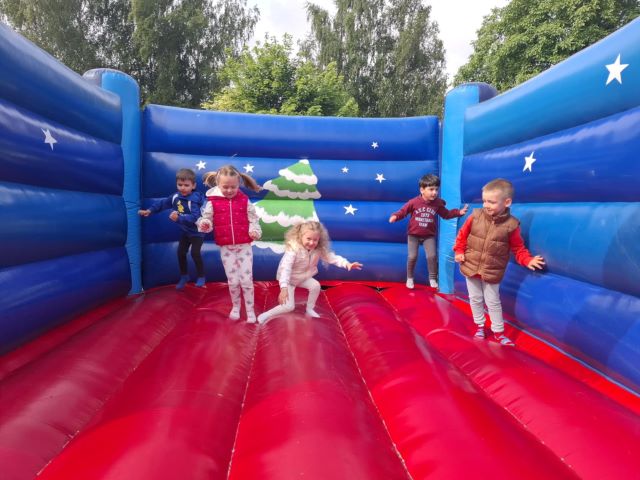 maki skacza na dmuchancach