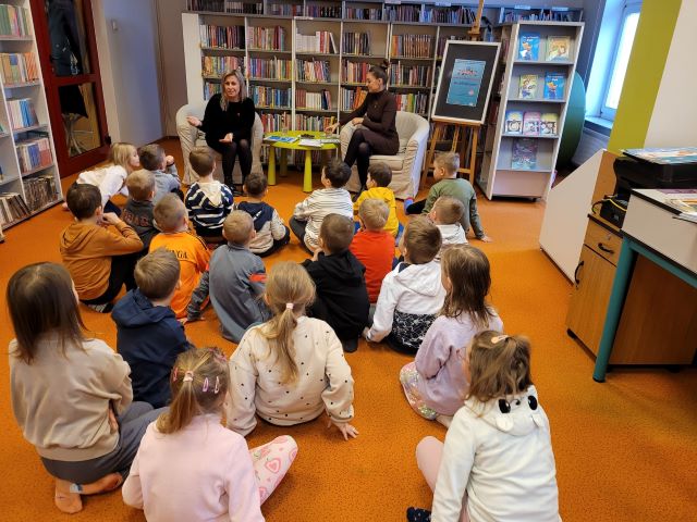 niezapominajki w bibliotece