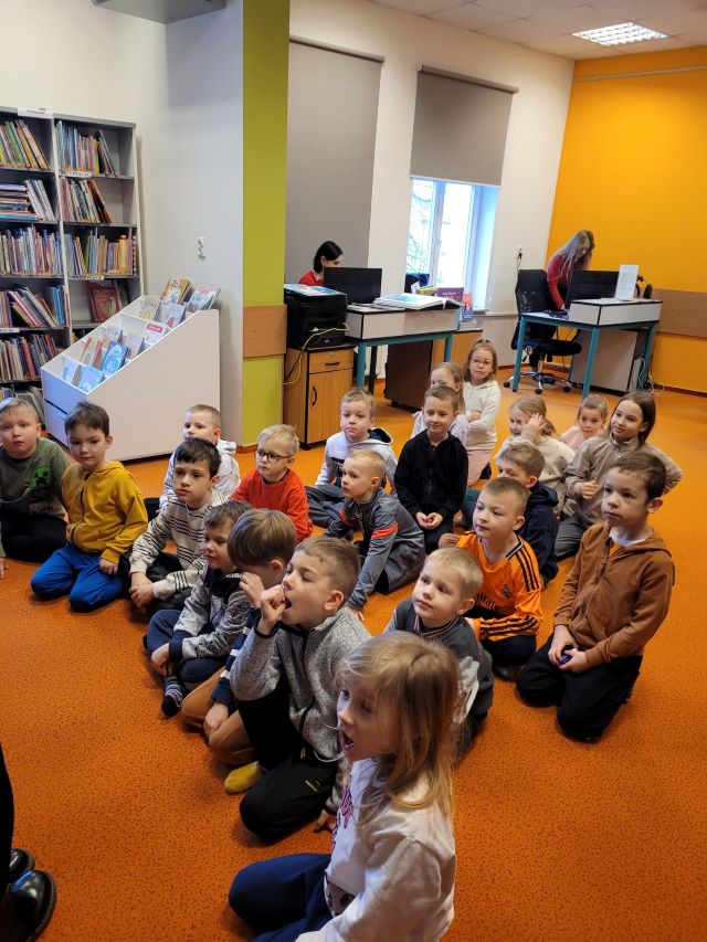 niezapominajki w bibliotece o bezpiecznym internecie