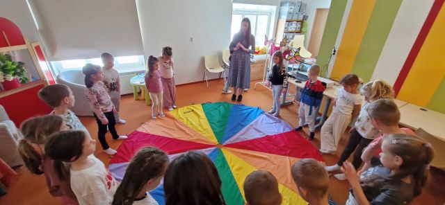 rumianki bawia sie chusta w informacji turystycznej