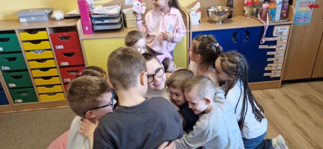 rumianki przytulaja sie do mamy zosi