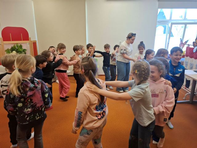 sloneczniki bawia sie w informacji turystycznej