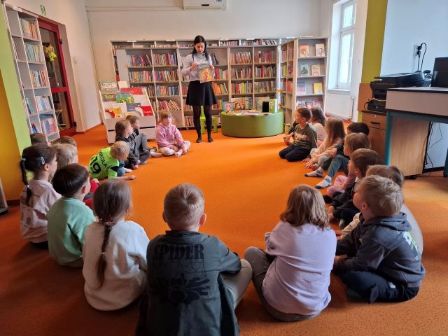 sloneczniki sluchaja ksiazki w bibliotece