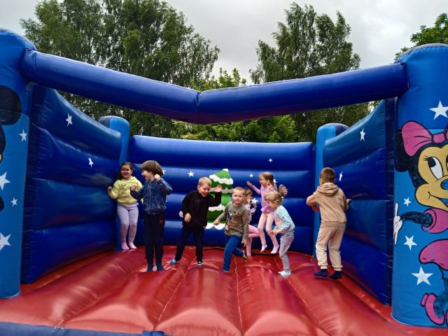 tulipanki skacza na dmuchancach