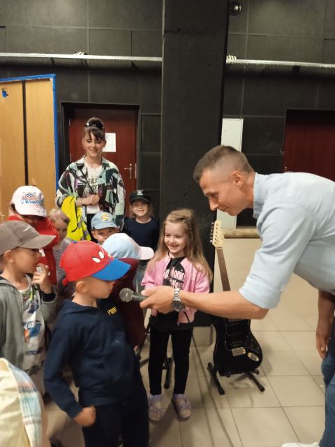 tulipanki spiewaja do mikrofonu