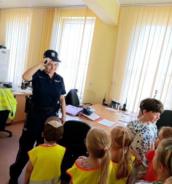 tulipanki w biurze policji