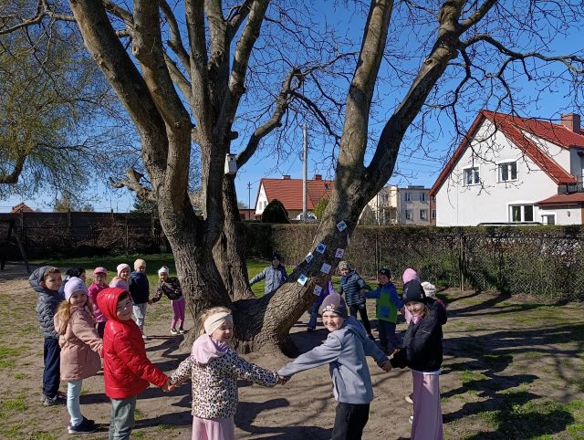 tulipanki z drzewami na dzien ziemi