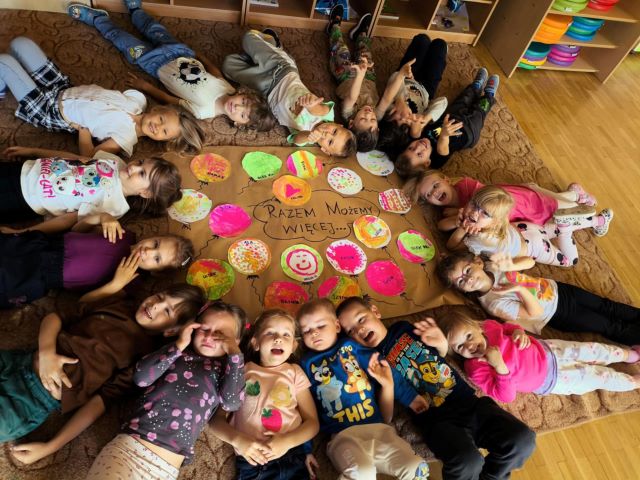 tulipanki z plakatem o bodowaniu relacji