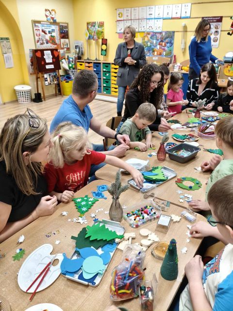 wspolne robienie dekoracji na rumiankach